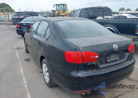 2011 Volkswagen Jetta 2.0L S z USA, uszkodzony, nr VIN 3VW2K7AJ8BM390183